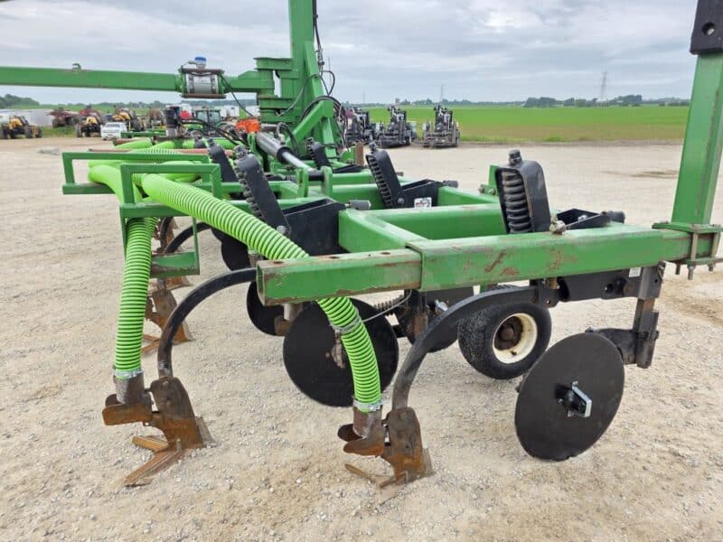 28′ Dietrich Series 70 Toolbar on 24″ Spacings w. 6″ Stinger