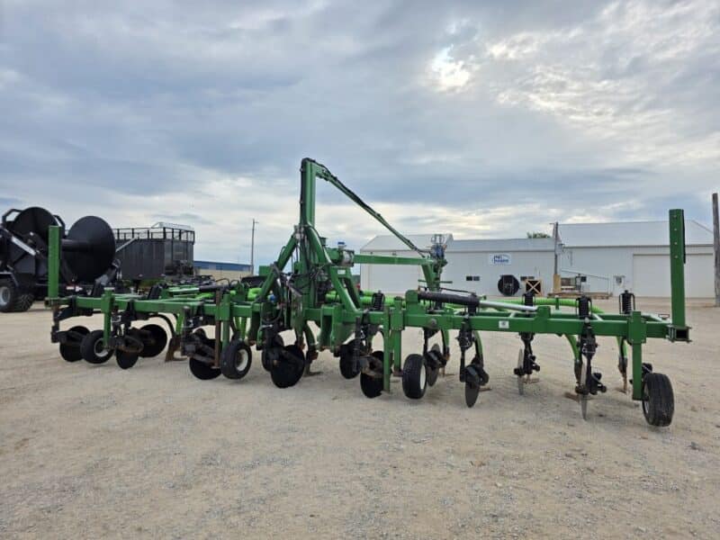 28′ Dietrich Series 70 Toolbar on 24″ Spacings w. 6″ Stinger