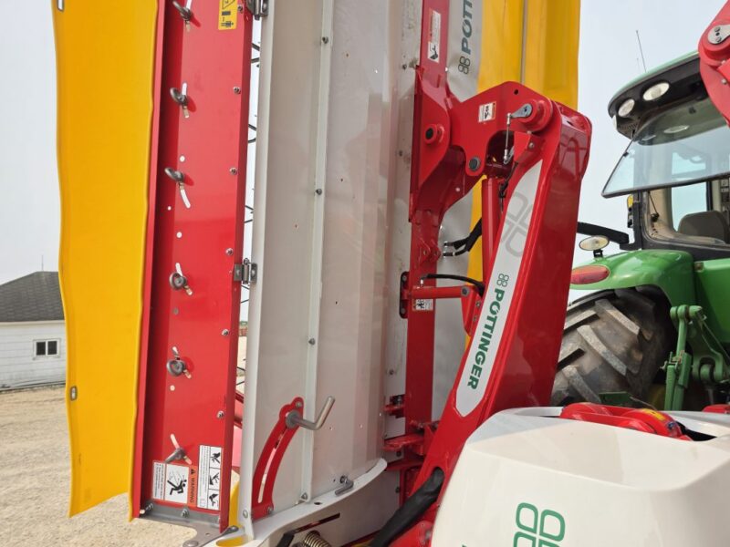 Pottinger Novacat V10000 ED Triple Mower with 351 Alpha Motion Front Mower