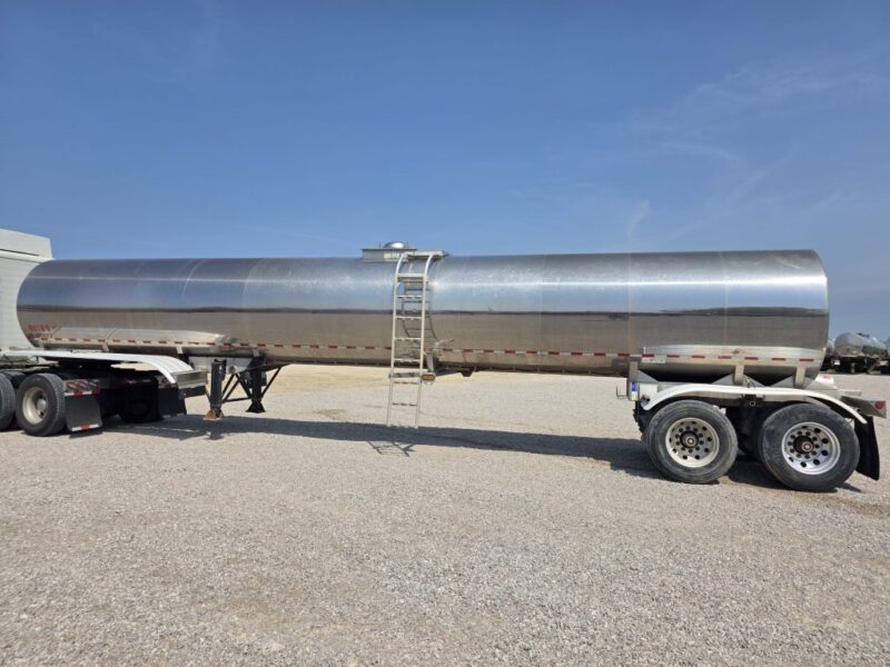 U-4819 2006 West Mark 6400 Gallon Stainless Steel Semi Tanker