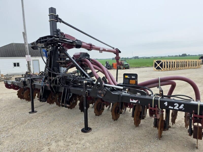 28′ ZML Toolbar w. 14 Red Viper Gen 3 Row Units w. 6″ Stinger