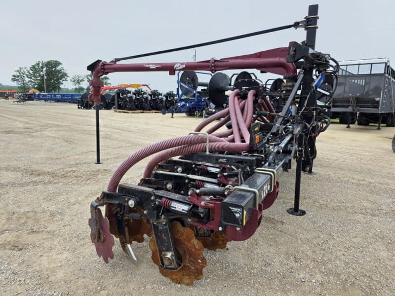 28′ ZML Toolbar w. 14 Red Viper Gen 3 Row Units w. 6″ Stinger
