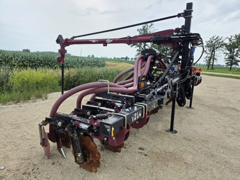24′ ZML Toolbar w. 12 Red Viper Gen 3 Row Units w. 6″ Stinger