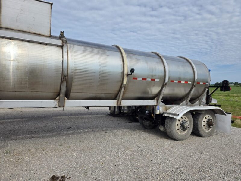 U-4819 2006 West Mark 6400 Gallon Stainless Steel Semi Tanker