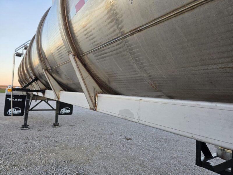 U-4826 1997 Beall 6700 Gallon Stainless Steel Semi Tanker