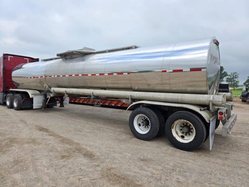 U-4828 1993 Barbel 7000 Gallon Stainless Steel Semi Tanker