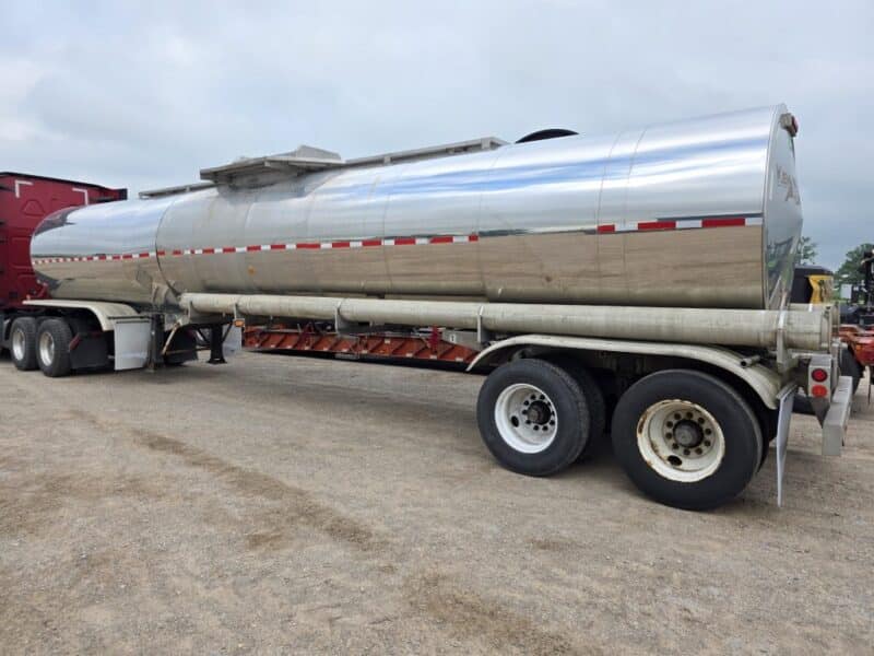 U-4828 1993 Barbel 7000 Gallon Stainless Steel Semi Tanker