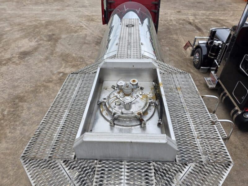 U-4828 1993 Barbel 7000 Gallon Stainless Steel Semi Tanker