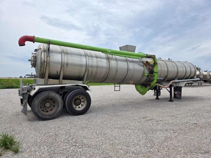 U-4822 6800 Gallon Stainless Center Dump Tanker w. HYD Offload Boom Kit