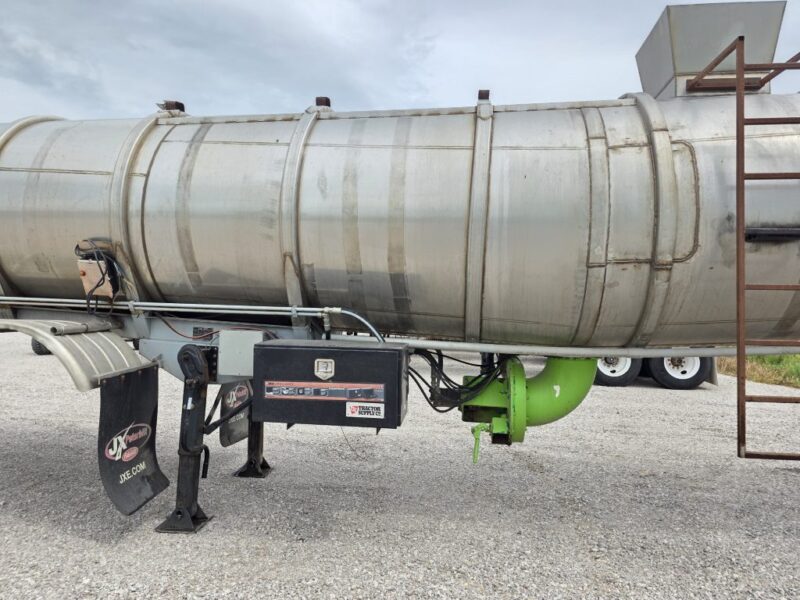U-4822 6800 Gallon Stainless Center Dump Tanker w. HYD Offload Boom Kit