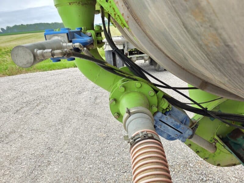 U-4822 6800 Gallon Stainless Center Dump Tanker w. HYD Offload Boom Kit