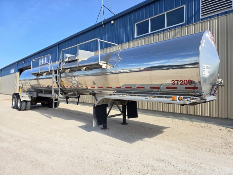 U-4829 1993 STE 5500 Gallon Stainless Steel Semi Tanker
