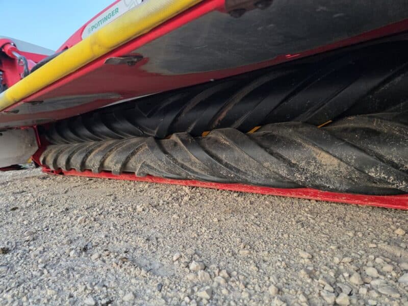 Only Used 412 Hours. Pottinger Novacat V10000 RC Triple Mower with 351 Alpha Motion Front Mower