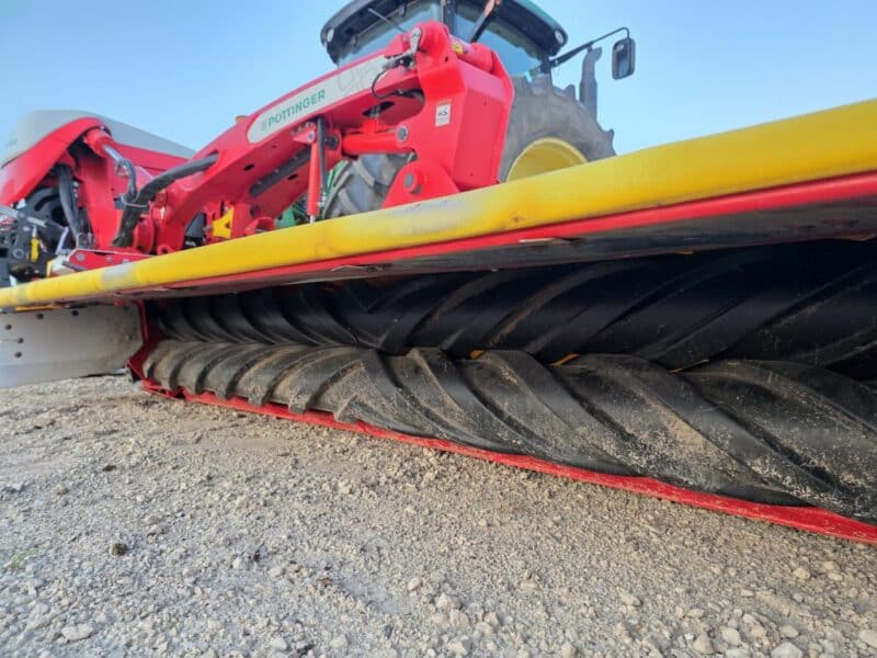 Only Used 412 Hours. Pottinger Novacat V10000 RC Triple Mower with 351 Alpha Motion Front Mower