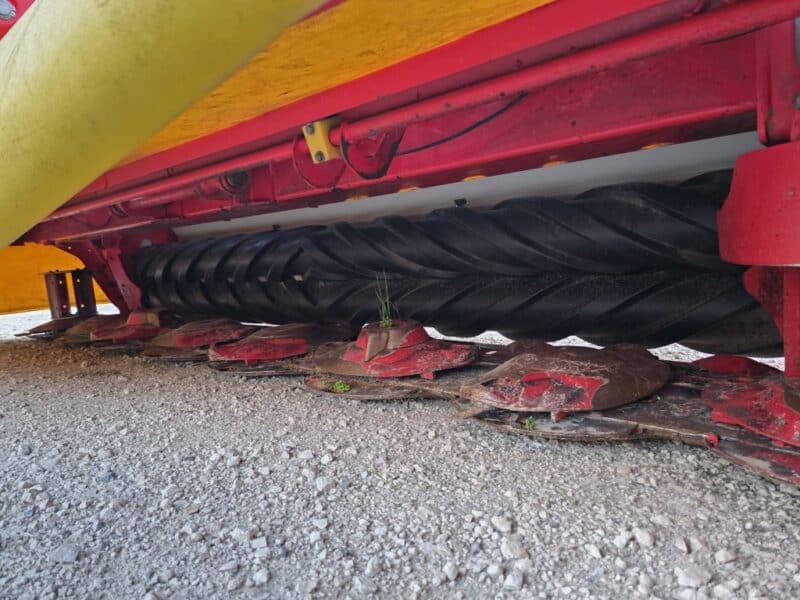 Only Used 412 Hours. Pottinger Novacat V10000 RC Triple Mower with 351 Alpha Motion Front Mower