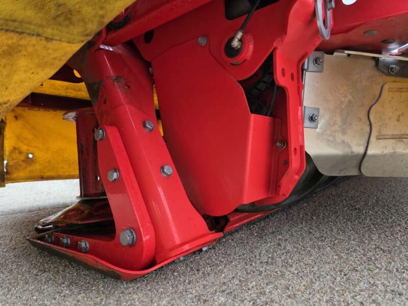 Only Used 412 Hours. Pottinger Novacat V10000 RC Triple Mower with 351 Alpha Motion Front Mower