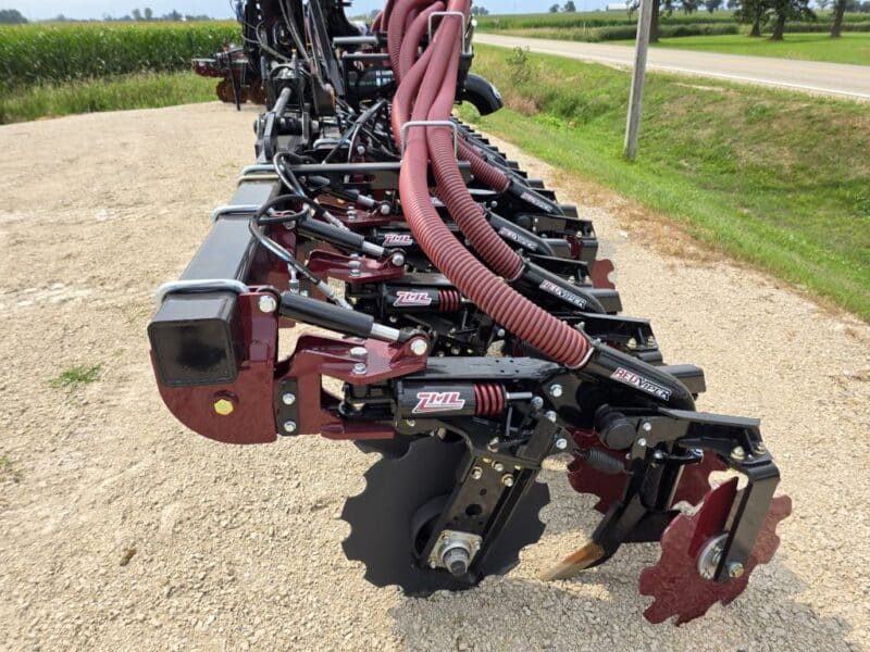 NEW 28′ ZML Toolbar w. 14 Red Viper Gen 4 Row Units w. 8″ Stinger