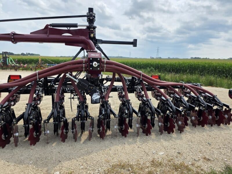 NEW 28′ ZML Toolbar w. 14 Red Viper Gen 4 Row Units w. 8″ Stinger