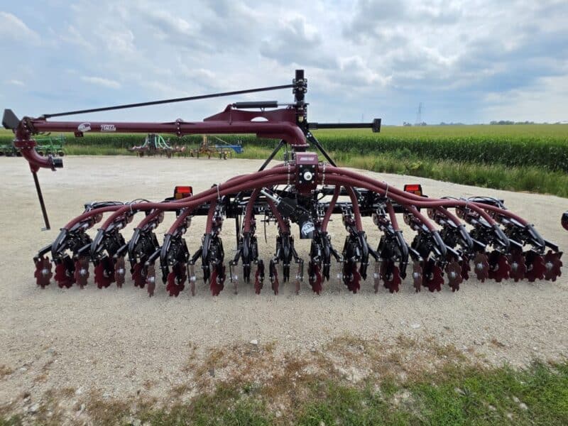 NEW 28′ ZML Toolbar w. 14 Red Viper Gen 4 Row Units w. 8″ Stinger