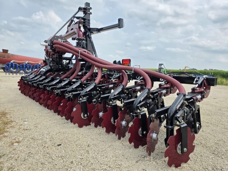 NEW 28′ ZML Toolbar w. 14 Red Viper Gen 4 Row Units w. 8″ Stinger