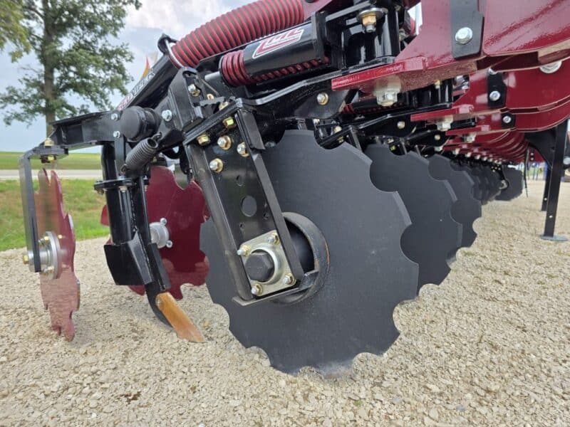 NEW 28′ ZML Toolbar w. 14 Red Viper Gen 4 Row Units w. 8″ Stinger