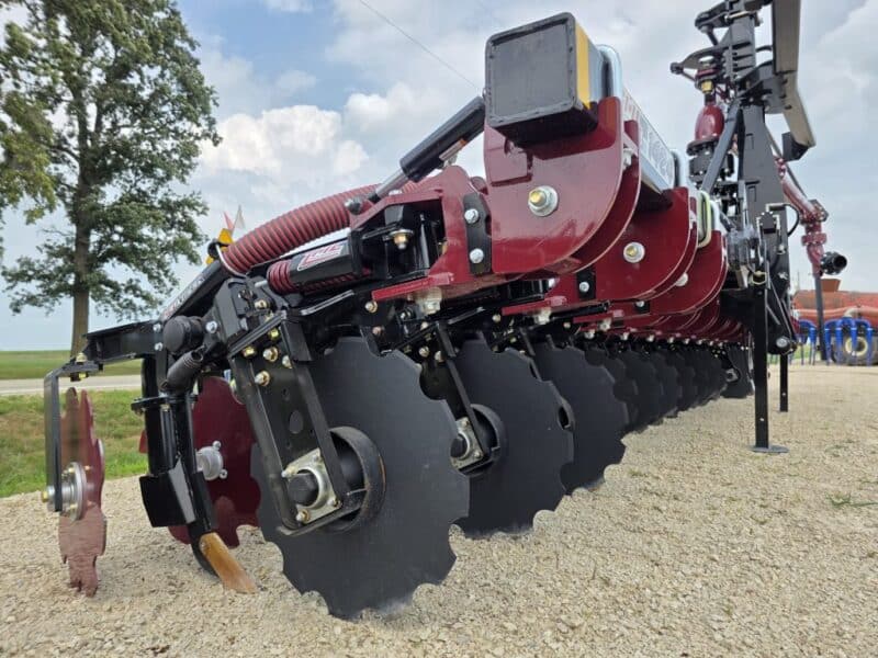 NEW 28′ ZML Toolbar w. 14 Red Viper Gen 4 Row Units w. 8″ Stinger