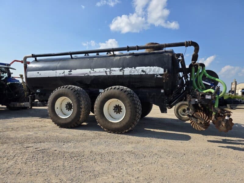 Balzer 6000 Gallon Tandem Round Tanker w. Rear Steerable Axle
