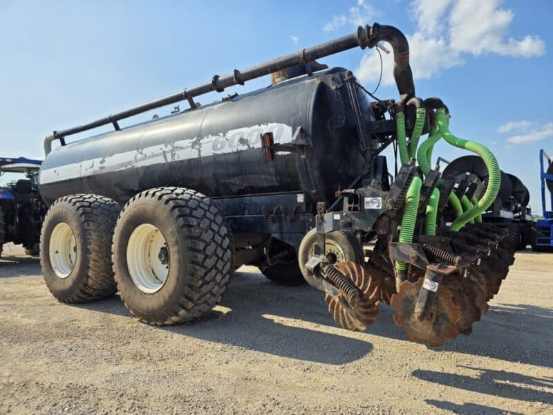 Balzer 6000 Gallon Tandem Round Tanker w. Rear Steerable Axle