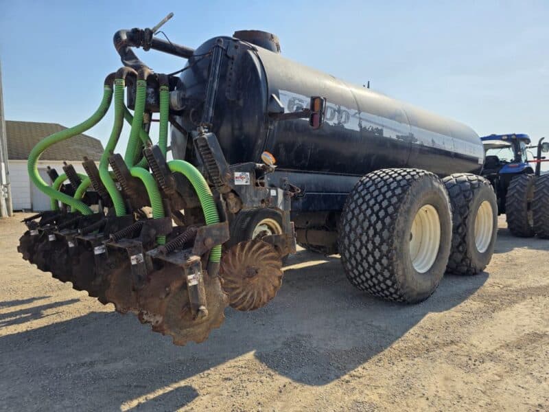 Balzer 6000 Gallon Tandem Round Tanker w. Rear Steerable Axle
