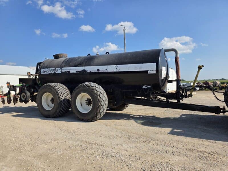 Balzer 6000 Gallon Tandem Round Tanker w. Rear Steerable Axle