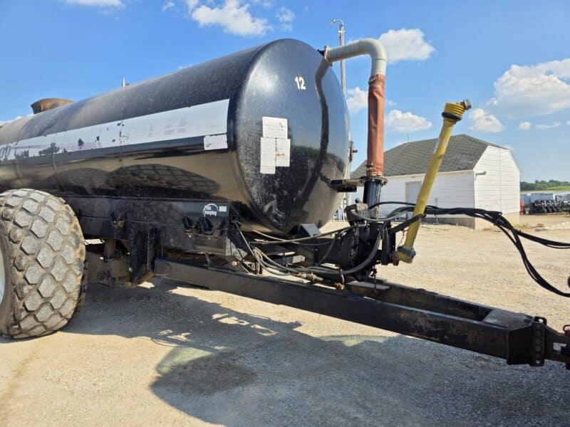 Balzer 6000 Gallon Tandem Round Tanker w. Rear Steerable Axle