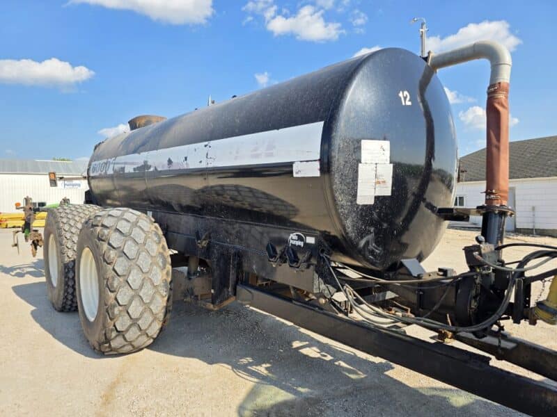 Balzer 6000 Gallon Tandem Round Tanker w. Rear Steerable Axle