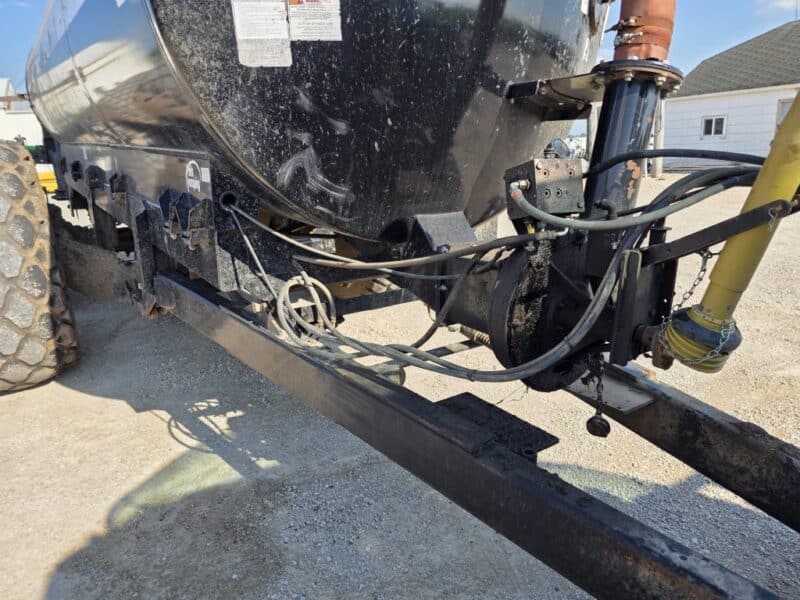 Balzer 6000 Gallon Tandem Round Tanker w. Rear Steerable Axle