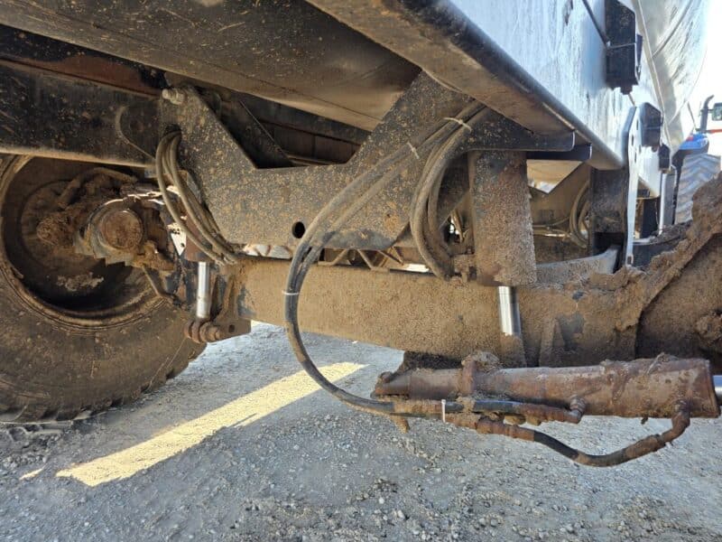 Balzer 6000 Gallon Tandem Round Tanker w. Rear Steerable Axle