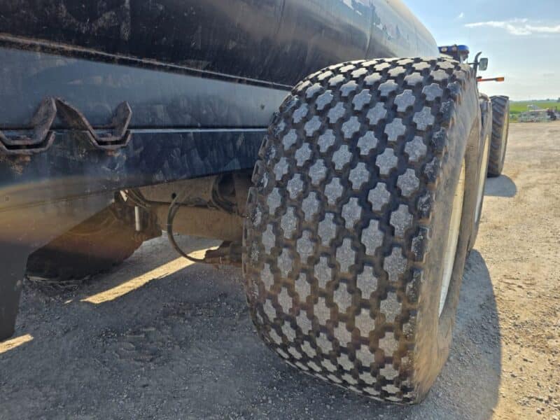 Balzer 6000 Gallon Tandem Round Tanker w. Rear Steerable Axle