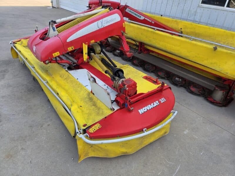 Pottinger Triple Mower Novacat S12 with 351 Alpha Motion Front Mower.