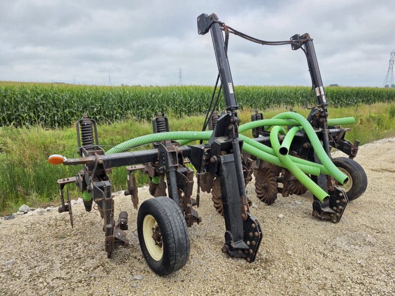 Dietrich Series 70 Toolbar, 6 Row Units w. Closers. Balzer Linkage and Gauge Wheels