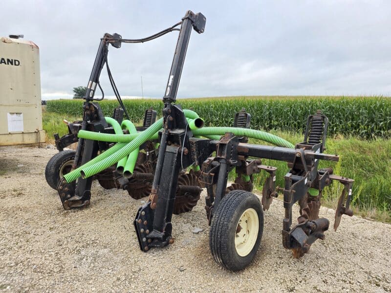 Dietrich Series 70 Toolbar, 6 Row Units w. Closers. Balzer Linkage and Gauge Wheels