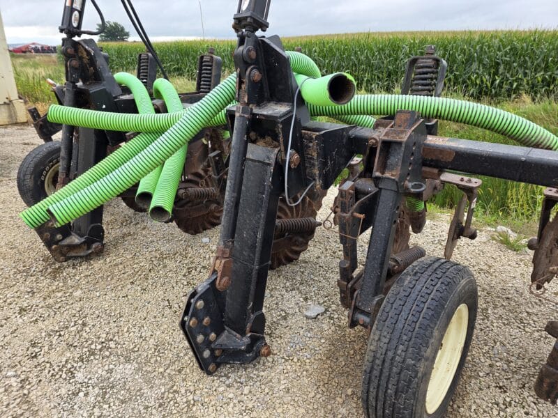 Dietrich Series 70 Toolbar, 6 Row Units w. Closers. Balzer Linkage and Gauge Wheels