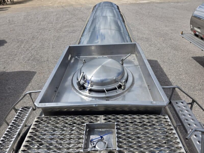 #31 1990 Walker 6200 Gallon Stainless Steel Semi Tanker