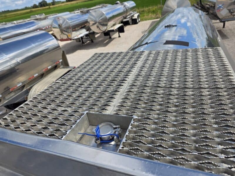 #31 1990 Walker 6200 Gallon Stainless Steel Semi Tanker