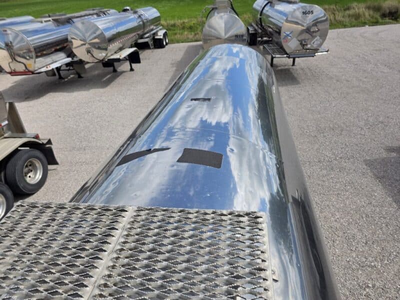 #31 1990 Walker 6200 Gallon Stainless Steel Semi Tanker