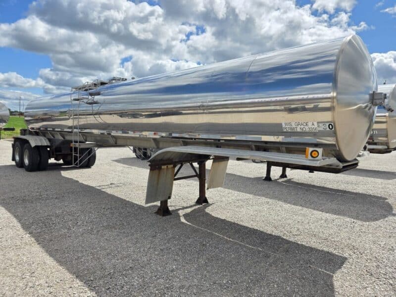 #30 1990 Walker 6200 Gallon Stainless Steel Semi Tanker
