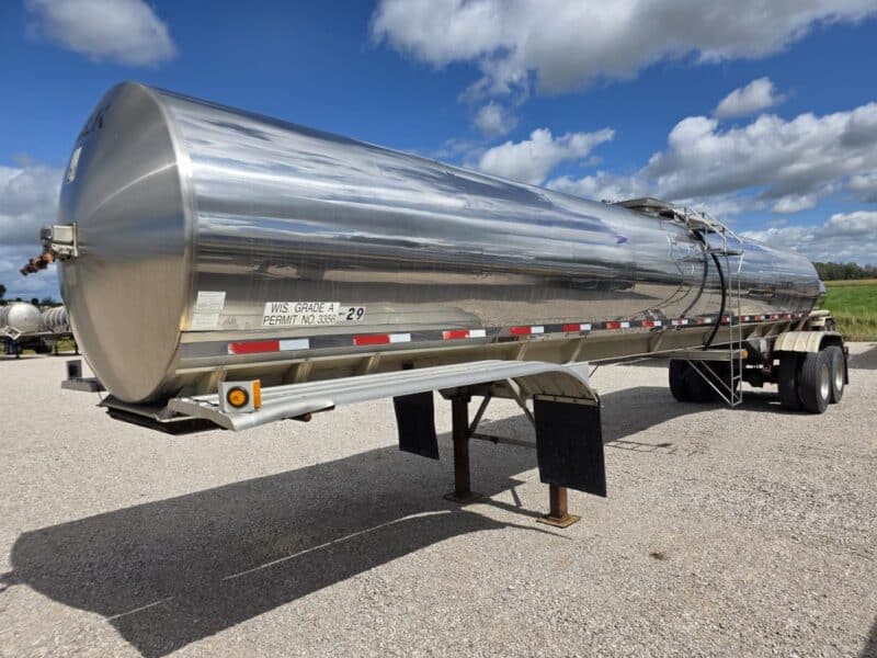 #29 1989 Walker 6200 Gallon Stainless Steel Semi Tanker