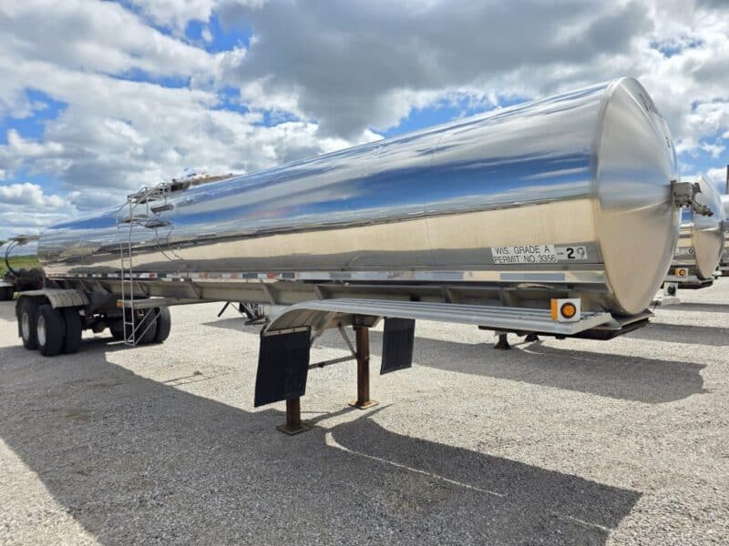 #29 1989 Walker 6200 Gallon Stainless Steel Semi Tanker