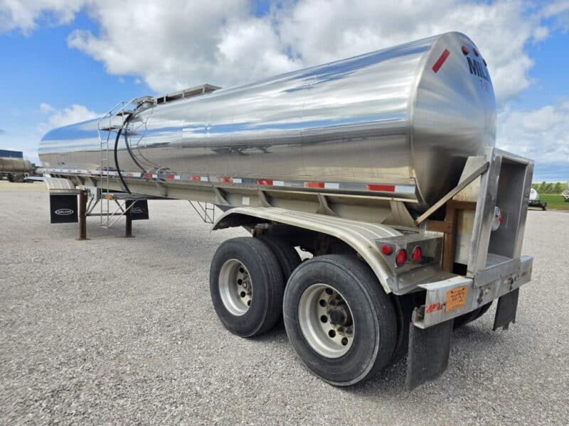 #29 1989 Walker 6200 Gallon Stainless Steel Semi Tanker