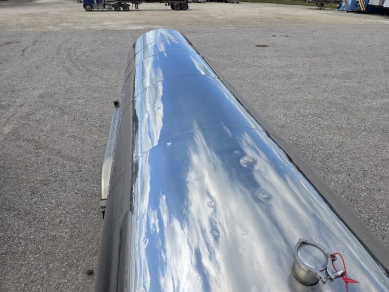 #29 1989 Walker 6200 Gallon Stainless Steel Semi Tanker