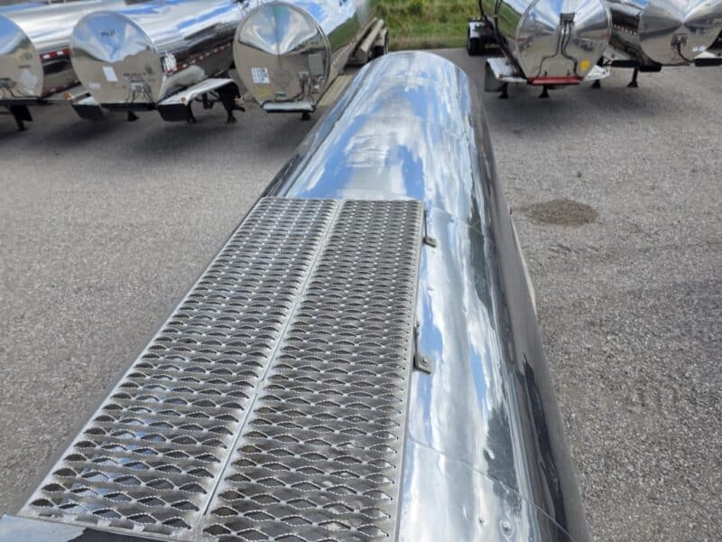 #29 1989 Walker 6200 Gallon Stainless Steel Semi Tanker
