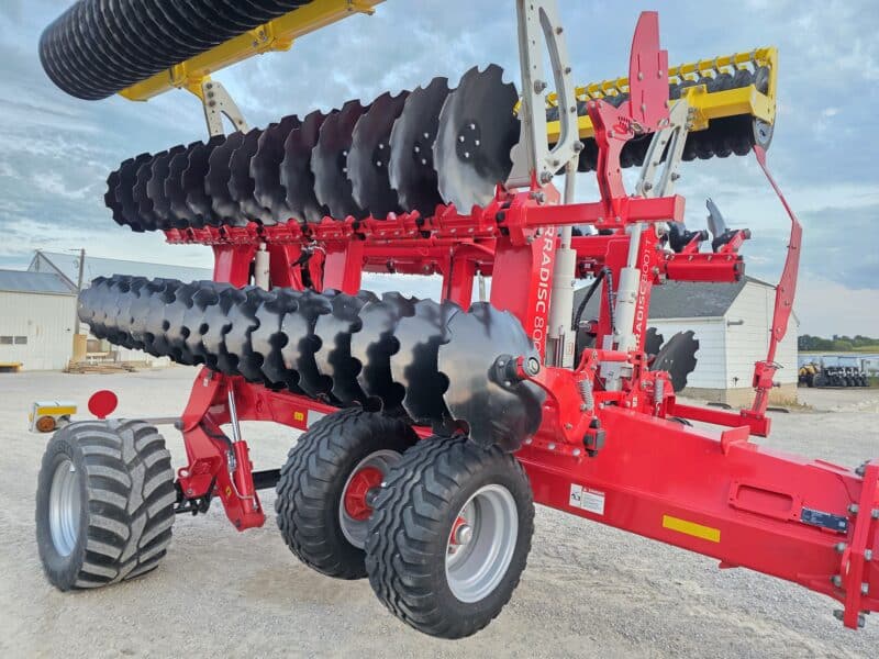 Pottinger Terradisc 8001T 26′ w. Rubber Pack Roller