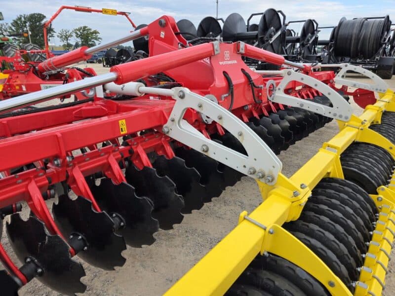 Pottinger Terradisc 8001T 26′ w. Rubber Pack Roller